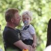 Boris Becker et son fils Amadeus au bord de la piscine de son hôtel, en vacances à Miami le 27 décembre 2011