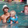 Boris Becker dans la piscine de son hôtel avec sa femme Lilly et leur fils Amadeus, en vacances à Miami le 27 décembre 2011