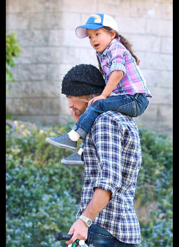 Gabriel Aubry et sa fille Nahla à Los Angeles le 28 décembre 2011