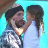 Pause tendresse pour Gabriel Aubry et sa fille Nahla à Los Angeles le 28 décembre 2011
