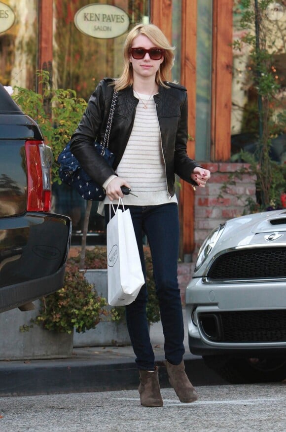 Emma Roberts quitte son salon de coiffure Ken Paves à Los Angeles, le 29 décembre 2011.