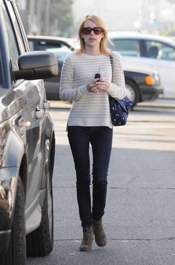 C'est dans un look très casual que l'actrice Emma Roberts a été surprise par les paparazzi à Los Angeles, le 29 décembre 2011.