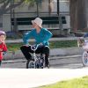 Eden assure sur sa trottinette pendant que Marcia Cross et Savannah font du vélo dans un parc de Santa Monica le 29 décembre 2011