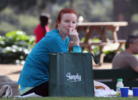 Marcia Cross surveille ses jumelles Savannah et Eden dans un parc de Santa Monica le 29 décembre 2011 