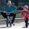 Eden assure sur sa trottinette pendant que Marcia Cross et Savannah font du vélo dans un parc de Santa Monica le 29 décembre 2011