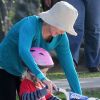 Marcia Cross donne des conseils à Eden lorsqu'elle veut faire du vélo dans un parc de Santa Monica le 29 décembre 2011 