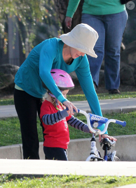 Marcia Cross donne des conseils à Eden lorsqu'elle veut faire du vélo dans un parc de Santa Monica le 29 décembre 2011 