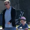 Tom Mahoney partage un moment avec Savannah dans un parc de Santa Monica le 29 décembre 2011