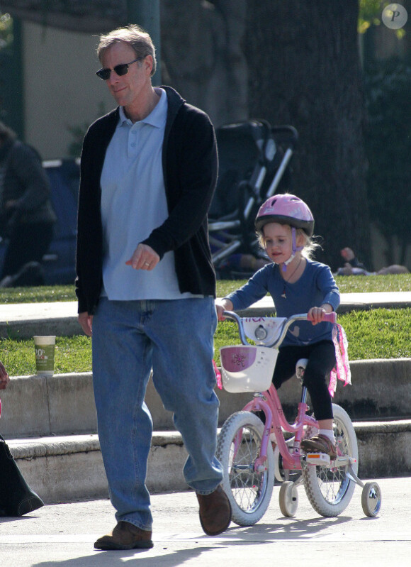 Tom Mahoney partage un moment avec Savannah dans un parc de Santa Monica le 29 décembre 2011 