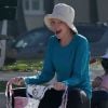Marcia Cross s'amuse comme une folle sur le vélo d'une de ses jumelles Eden et Savannah dans un parc de Santa Monica le 29 décembre 2011 