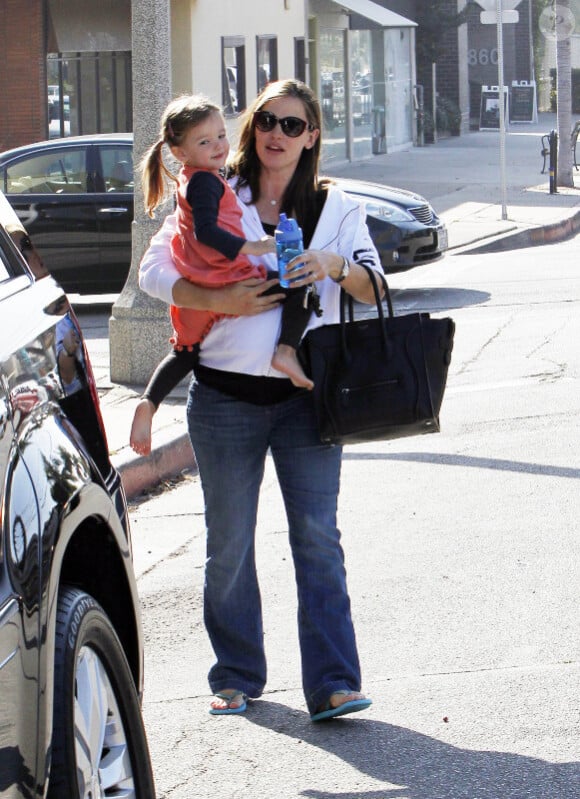 Jennifer Garner enceinte et sa fille Seraphina sortent de la manucure à Los Angeles, le 30 décembre 2011