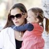 Jennifer Garner enceinte et sa fille Seraphina très complices à Los Angeles, le 30 décembre 2011