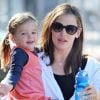 Jennifer Garner enceinte et sa fille Seraphina se sont offerts une manucure à Los Angeles, le 30 décembre 2011