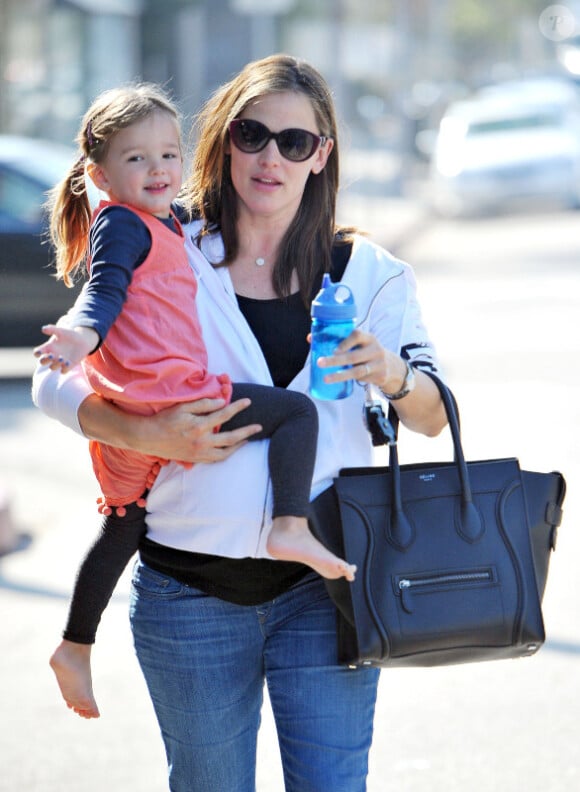 Jennifer Garner enceinte et sa fille Seraphina se sont offerts une manucure à Los Angeles, le 30 décembre 2011