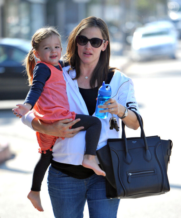 Jennifer Garner enceinte et sa fille Seraphina avec son vernis bleu à Los Angeles, le 30 décembre 2011