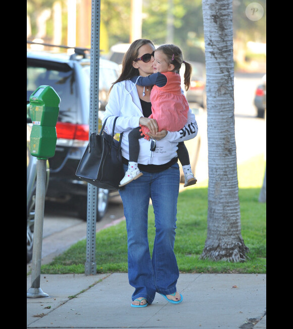 Jennifer Garner enceinte et sa fille Seraphina à Los Angeles, le 30 décembre 2011
