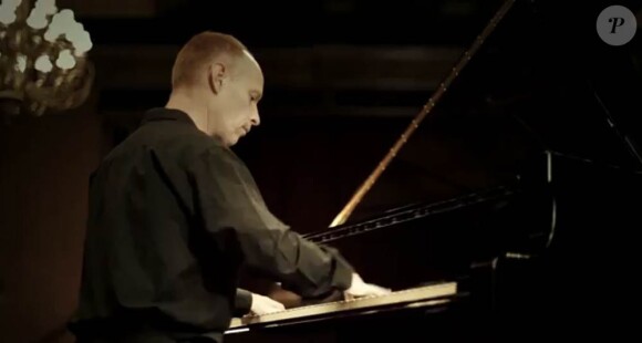 Jon Schmidt et Steven Sharp Nelson, alias The Piano Guys, ont repris Rolling in the deep d'Adele sur leur premier album, Youtube Hits Vol. 1.