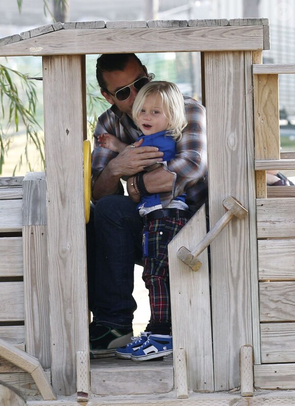 Gwen Stefani, son mari Gavin Rossdale et leurs fils Kingston et Zuma au parc à Beverly Hills le 31 décembre 2011
