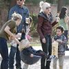 Gwen Stefani, son mari Gavin Rossdale et leurs fils Kingston et Zuma au parc à Beverly Hills le 31 décembre 2011