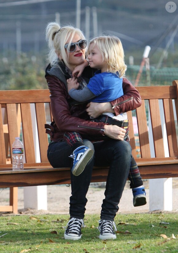 Gwen Stefani et son fils Zuma sur un banc dans un parc de Beverly Hills le 31 décembre 2011
