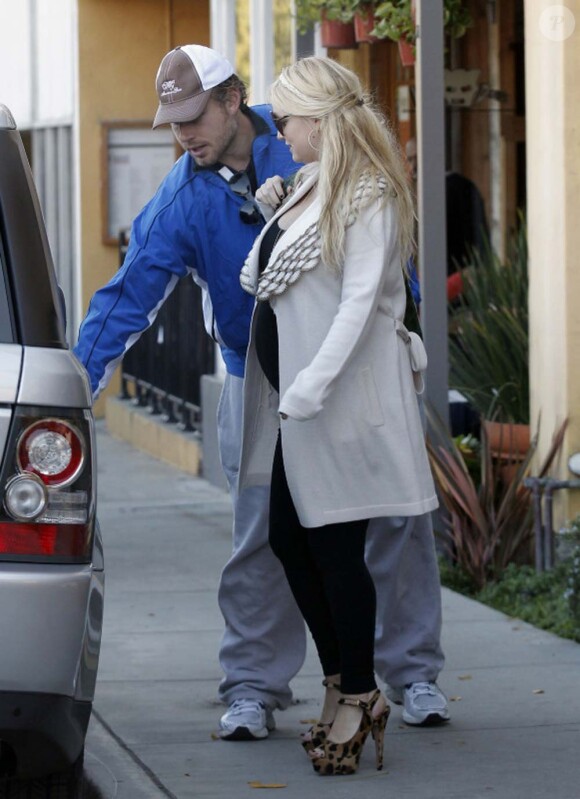 Jessica Simpson, resplendissante, et Eric Johnson à Los Angeles, le 27 décembre 2011.