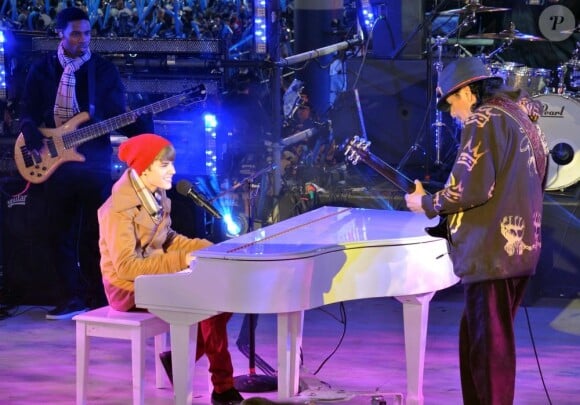 Justin Bieber le soir du Nouvel An à New York, le 31 décembre 2011, en duo avec Carlos Santana