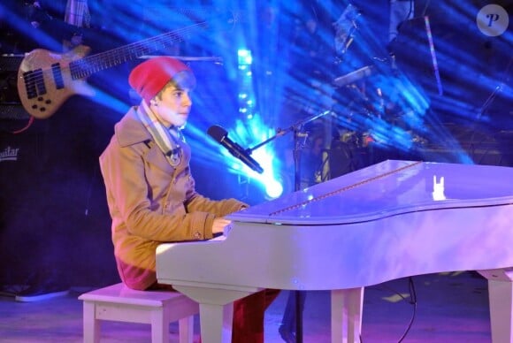 Au piano, Justin Bieber le soir du Nouvel An à New York, le 31 décembre 2011, en duo avec Carlos Santana