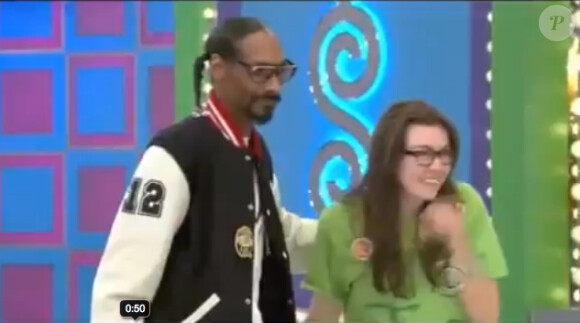 Snoop Dogg et la jeune fille qu'il aide dans le Juste Prix le 2 janvier 2012