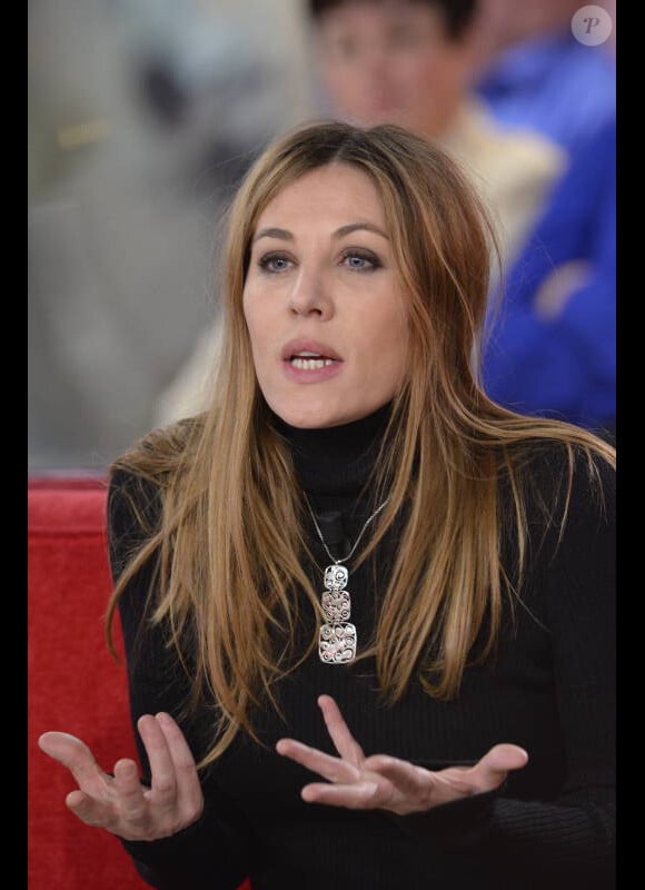 Mathilde Seigner lors de l'émission Vivement Dimanche enregistrée le 4 janvier 2012 au Studio Gabriel à Paris