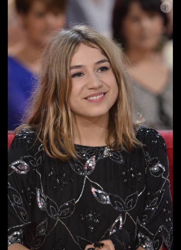 Izia Higelin lors de l'émission Vivement Dimanche enregistrée le 4 janvier 2012 au Studio Gabriel à Paris