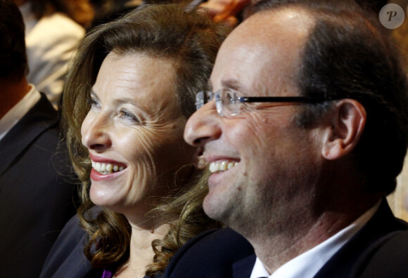 Valérie Trierweiler et François Hollande succombent à l'humour de l'orateur le 7 janvier 2012 à Tulle