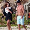 Cindy Crawford et son époux Rande Gerber, complices sur une plage de Cabo San Lucas au Mexique. Le 31 décembre 2011.