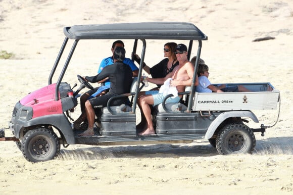 Cindy Crawford entourée de sa jolie famille s'est offert une fin d'année sur la plage ! Cabo San Lucas, Mexique, le 31 décembre 2011.