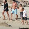 Cindy Crawford, entourée de son mari, de son fils et d'un ami, s'est offert une fin d'année sur la plage ! Mexique, le 31 décembre 2011.