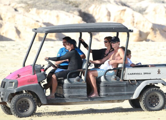 Cindy Crawford entourée de sa jolie famille s'est offert une fin d'année sur la plage ! Mexique, le 31 décembre 2011.