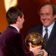 Lionel Messi reçoit le Ballon d'Or 2012 à Zurich le 9 janvier 2012 des mains de Ronaldo et Michel Platini