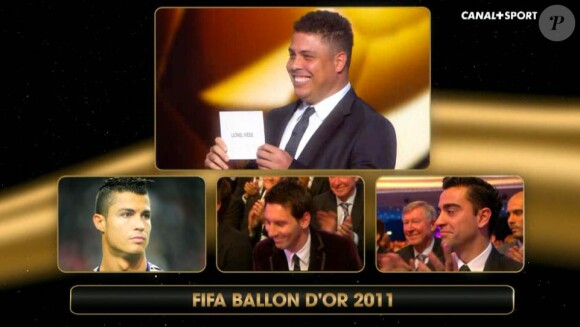 Lionel Messi reçoit le Ballon d'Or 2012 à Zurich le 9 janvier 2012 des mains de Ronaldo et Michel Platini