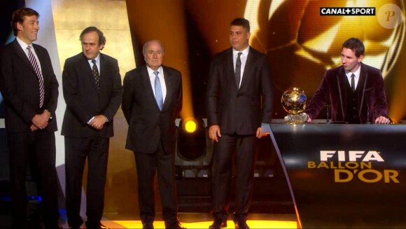L'Argentin Lionel Messi reçoit le Ballon d'Or 2012 à Zurich le 9 janvier 2012 des mains de Ronaldo et Michel Platini