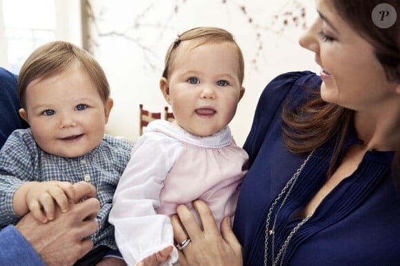 Le prince Vincent et la princesse Josephine, dans les bras de leur maman la princesse Mary, le jour de leur premier anniversaire.
Le 8 janvier 2012, les jumeaux Vincent et Joséphine, enfants du prince Frederik et de la princesse Mary de Danemark, célébraient leur premier anniversaire.