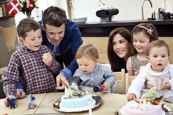 Le prince Vincent et la princesse Josephine en famille pour leur premier anniversaire.
Le 8 janvier 2012, les jumeaux Vincent et Joséphine, enfants du prince Frederik et de la princesse Mary de Danemark, célébraient leur premier anniversaire.
