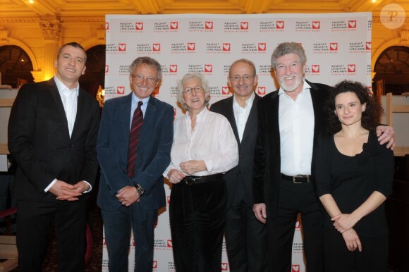 Photo de groupe lors du gala mécénat chirurgie cardiaque au grand Hôtel à Paris, le 9 janvier 2012