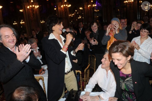 Inès de la Fressange au micro lors du gala mécénat chirurgie cardiaque au grand Hôtel à Paris, le 9 janvier 2012
