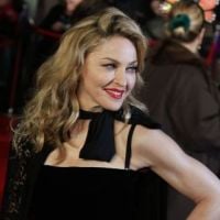 Madonna fait sensation devant les flashs, en dentelle et velours noirs