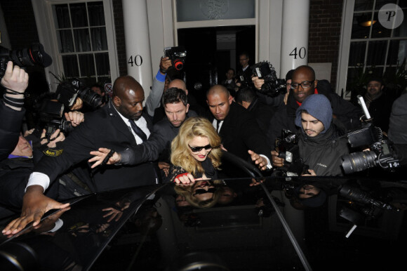 Madonna quittant l'avant-première de son film W.E. à Londres le 11 janvier 2012