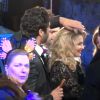 Madonna se faisant recoiffer entre chaque autographe lors de l'avant-première de son film W.E à Londres le 11 janvier 2012