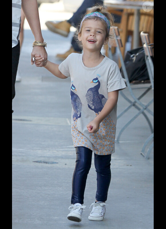 En T-shirt, legging et Converse, Honor est stylée et à l'aise pour marcher avec sa mère Jessica Alba.