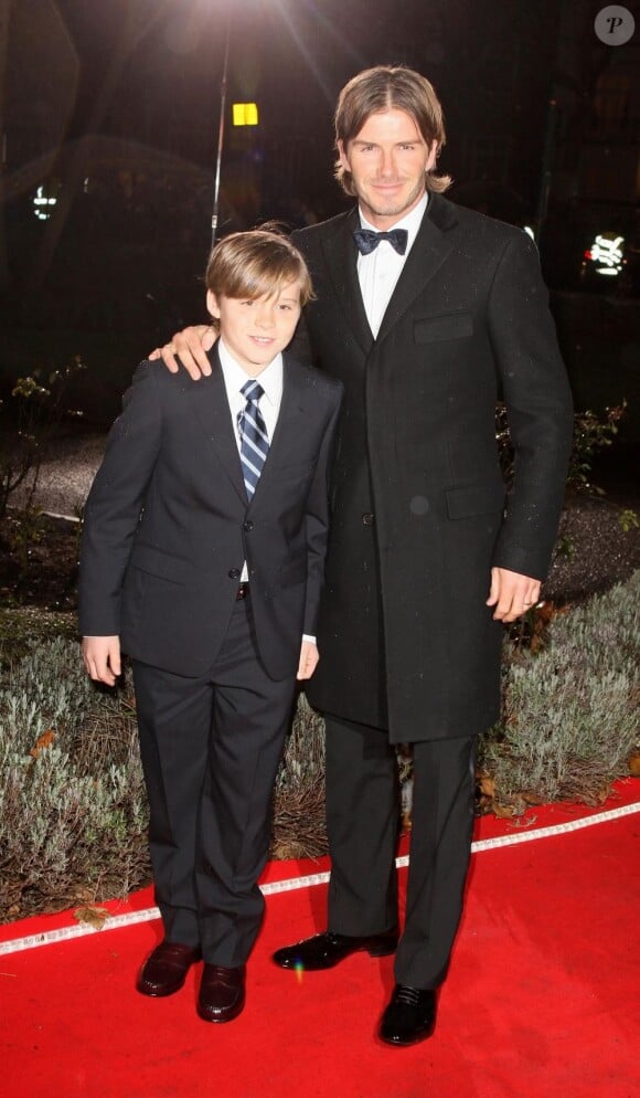 David Beckham et son fils Brooklyn, élégants en costume et chaussures vernies pour une soirée à Londres. 