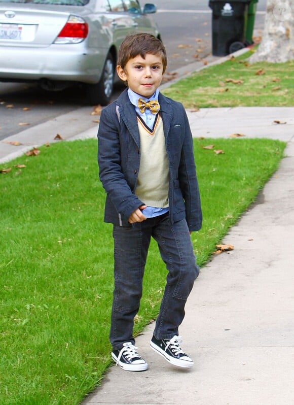 Le fils aîné de Gwen Stefani et Gavin Rossdale, Kingston s'est fait beau et a enfilé son plus beau noeud pap' pour passer Thanksgiving en famille. Los Angeles, le 24 novembre 2011.