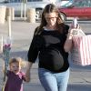 Jennifer Garner, enceinte, et sa fille Seraphina font des courses le 12 janvier 2012 dans les rues de Los Angeles