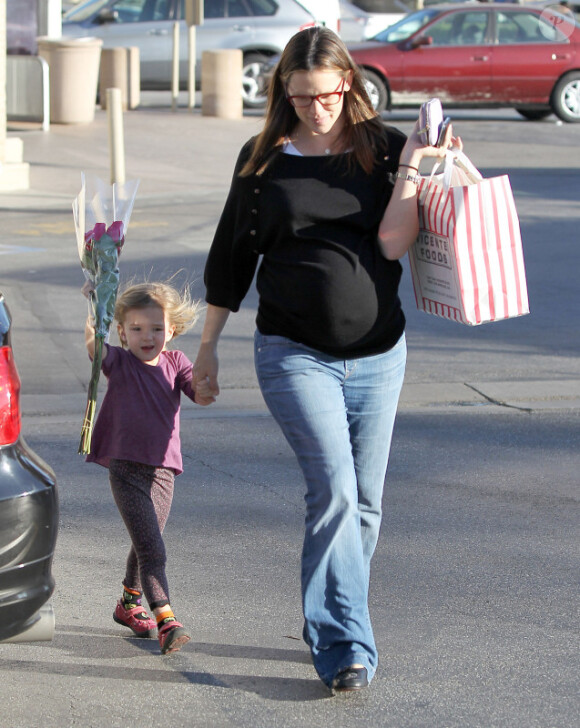Jennifer Garner, enceinte, et sa fille Seraphina font des courses le 12 janvier 2012 dans les rues de Los Angeles